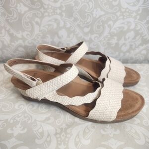 NWOT Earth Origins 'Poppy' Cream Wedges Poppy with Asymmetrical Straps